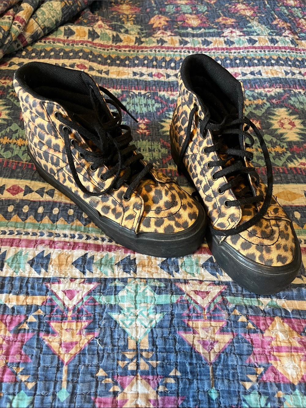 Vans Women's Lace-Up High-Top shoes in Black & Tan Leopard. Elevated soles
